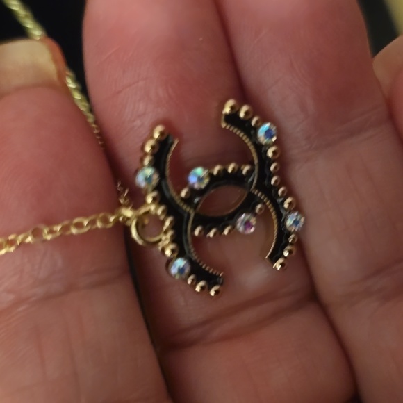 Chic Gold Pendant Necklace - Picture 2 of 3